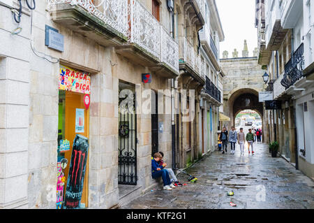 Maria Sarmiento Straße mit dem Tor von Carlos V im Hintergrund in der Altstadt von Viveiro, Provinz Lugo, Galizien, Spanien, Europa Stockfoto