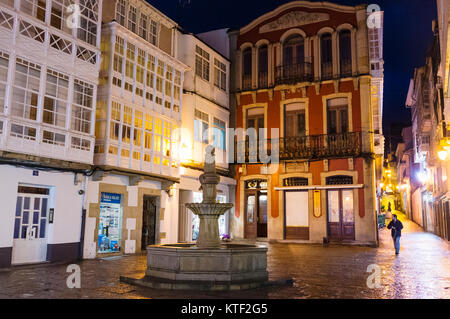 Fonte Nova Square bei Nacht mit traditionelle galizische Architektur. Viveiro, Provinz Lugo, Galizien, Spanien, Europa Stockfoto