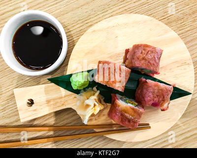 Fleisch sushi Rollen mit Rindfleisch. Studio Foto Stockfoto