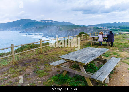 Die Reisenden durch die loiba Felsen (Acantilados de Loiba) Provinz A Coruña, Galicien, Spanien, Europa ruht Stockfoto