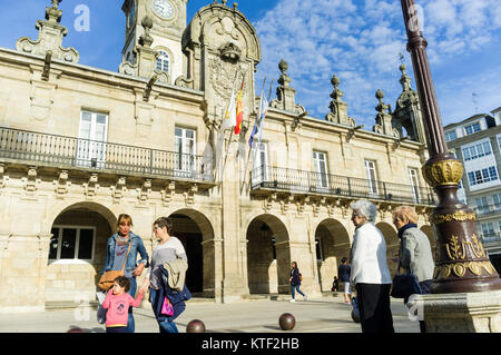 Menschen, die von den barocken 18 C. Rathaus Gebäude am Praza Maior Square in Lugo, Galizien, Spanien, Europa Stockfoto