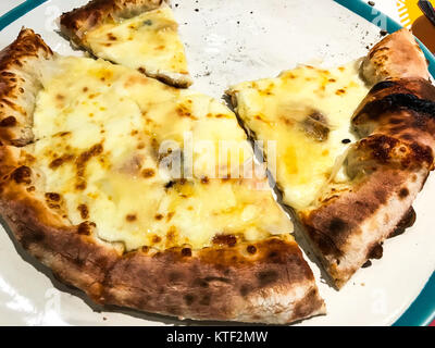 Pizza 8 Käse, geschnittenen Scheiben an der Platte. Studio Foto Stockfoto