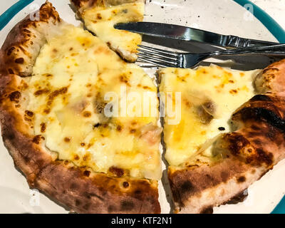 Pizza 8 Käse, geschnittenen Scheiben an der Platte. Studio Foto Stockfoto