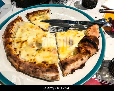 Pizza 8 Käse, geschnittenen Scheiben an der Platte. Studio Foto Stockfoto