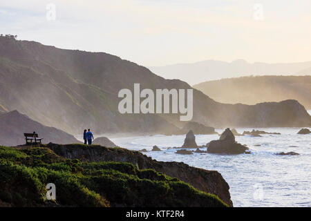 Reisende, die in den Sonnenuntergang am Loiba Felsen (Acantilados de Loiba) Provinz A Coruña, Galicien, Spanien, Europa Stockfoto