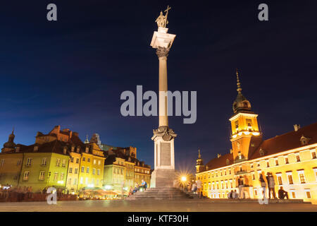 Schlossplatz leuchtet in der Dämmerung. Warschau, Polen Stockfoto
