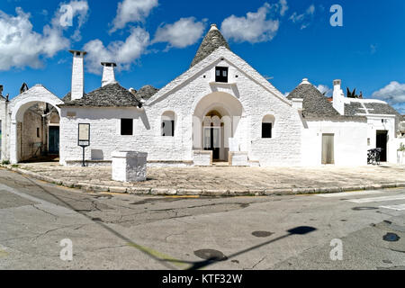 Typischer Aufbau der Region Apulien in Alberobello. Besonders die vertreten ist genannt Trullo Sovrano nationalen Denkmal seit 19. Stockfoto