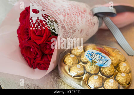 Rote Rose und Teddy Geschenk Stockfoto