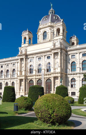 Außenansicht des Wiener Naturhistorischen Museums auf und blauer Himmel. Es wurde in 1880 gebaut und es ist in Beaux-arts Architektur. Stockfoto