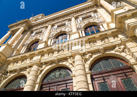 Außenansicht des Wiener Naturhistorischen Museums auf und blauer Himmel. Es wurde in 1880 gebaut und es ist in Beaux-arts Architektur. Stockfoto