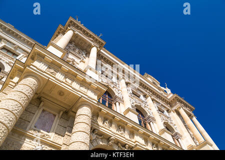 Außenansicht des Wiener Naturhistorischen Museums auf und blauer Himmel. Es wurde in 1880 gebaut und es ist in Beaux-arts Architektur. Stockfoto