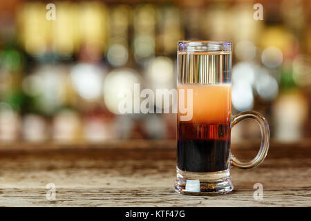 Cocktail shot Multilayer, Alkohol in verschiedenen Farben in Schichten gegossen wird, auf der Bar, Platz für Text Stockfoto