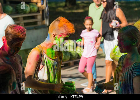 Lemberg, Ukraine - 28. August 2016: Junge Menschen Spaß während des Festivals der Farbe in einem Stadtpark in Lemberg. Stockfoto