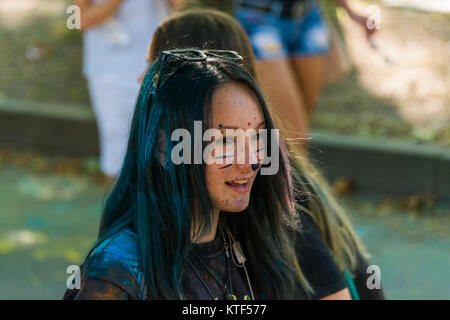 Lemberg, Ukraine - 28. August 2016: Gir in Cat Make-up l Spaß während des Festivals der Farbe in einem Stadtpark in Lemberg. Stockfoto