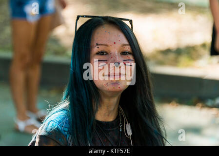 Lemberg, Ukraine - 28. August 2016: Gir in Cat Make-up l Spaß während des Festivals der Farbe in einem Stadtpark in Lemberg. Stockfoto