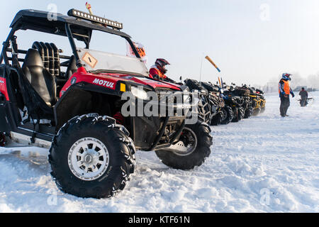 Quads sind auf Schicht. Winter motocross ATV auf off-road vier Zweiräder ATV Bikes auf Schnee im Winter Berge. Barnaul, Sibirien, Russland. 16 Dez 2017 Stockfoto