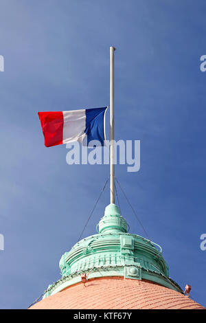 Französische Flagge Hälfte Personal am Fahnenmast Stockfoto