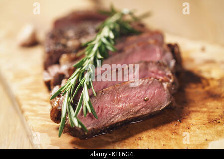 In Scheiben geschnitten Rib Eye Steak auf Holz board Stockfoto