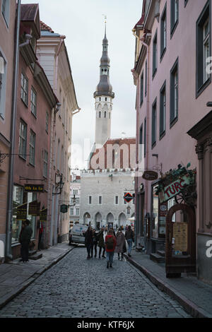 TALLINN, Estland - ca. Oktober 2017: Straßen der Altstadt von Tallinn im Herbst Stockfoto