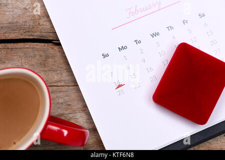 Kalender das Datum 14. Februar. Red Rose, Herzen und Geschenkbox auf hölzernen Tisch. Stockfoto