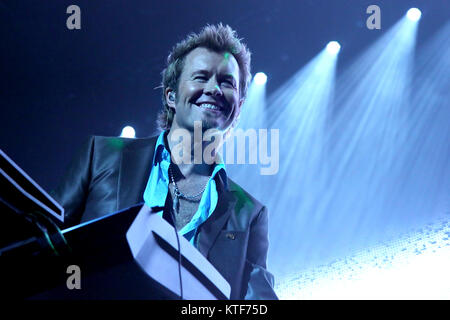 Die norwegische pop-rock Gruppe A-ha führt ein Live Konzert in Oslo Spektrum in Oslo. Die Gruppe besteht aus Morten Harket, Magne Furuholmen (im Bild) und Paul Waaktaar-Savoy. Norwegen, 06.11.2009. Stockfoto