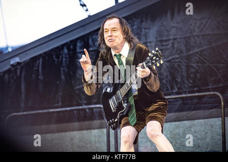 Die australische Rockband AC/DC führt ein Live Konzert im Valle Hovin Stadion in Oslo als Teil der Rock oder Büste World Tour 2015. Hier Musiker und Gitarrist Angus Young ist live auf der Bühne gesehen. Norwegen, 17/07 2015. Stockfoto