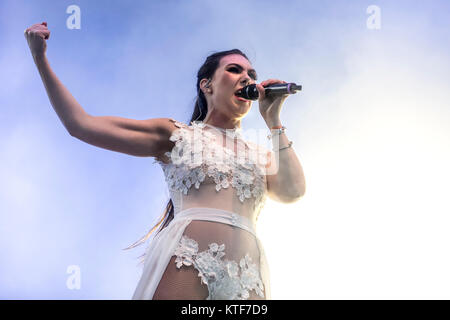 Die schwedische Heavy Metal Band Amaranthe (früher als Lawine bekannt) führt ein Live Konzert in der schwedischen Musik Festival Sweden Rock Festival 2016. Hier Sänger Elize Ryd ist live auf der Bühne gesehen. Schweden, 08.06 2016. Stockfoto