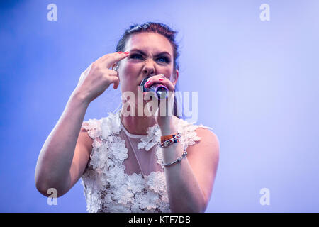 Die schwedische Heavy Metal Band Amaranthe (früher als Lawine bekannt) führt ein Live Konzert in der schwedischen Musik Festival Sweden Rock Festival 2016. Hier Sänger Elize Ryd ist live auf der Bühne gesehen. Schweden, 08.06 2016. Stockfoto