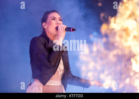 Die schwedische Heavy Metal Band Amaranthe (früher als Lawine bekannt) führt ein Live Konzert in der schwedischen Musik Festival Sweden Rock Festival 2016. Hier Sänger Elize Ryd ist live auf der Bühne gesehen. Schweden, 08.06 2016. Stockfoto