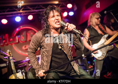 Der norwegischen Rock Band Munition führt ein Live Konzert im Hard Rock Cafe in Oslo. Hier Sänger Åge Sten Nilsen gesehen wird live auf der Bühne. Norwegen, 09.03.2017. Stockfoto