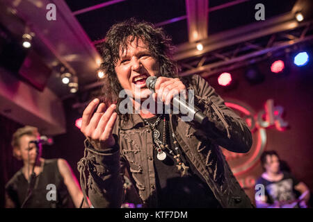 Der norwegischen Rock Band Munition führt ein Live Konzert im Hard Rock Cafe in Oslo. Hier Sänger Åge Sten Nilsen gesehen wird live auf der Bühne. Norwegen, 09.03.2017. Stockfoto