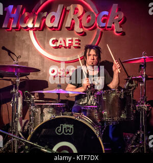 Der norwegischen Rock Band Munition führt ein Live Konzert im Hard Rock Cafe in Oslo. Hier Schlagzeuger Magnus Ulfstedt wird gesehen, live auf der Bühne. Norwegen, 09.03.2017. Stockfoto