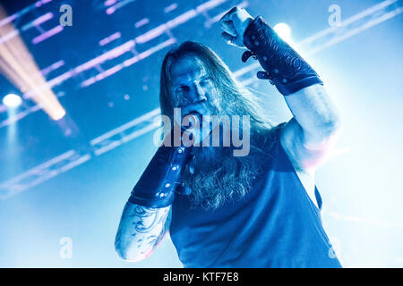 Die schwedische Melodic Death Metal Band Amon Amarth führt ein Live Konzert in Sentrum Scene in Oslo. Hier Sänger Johan Hegg ist live auf der Bühne gesehen. Norwegen, 15/12 2016. Stockfoto