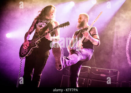 Die amerikanische heavy metal band Baroness führt ein Live Konzert am Rockefeller in Oslo. Hier Sänger und Gitarrist John baizley (R) wird gesehen, live auf der Bühne mit Peter Adams (L). Norwegen, 30/03 2016. Stockfoto