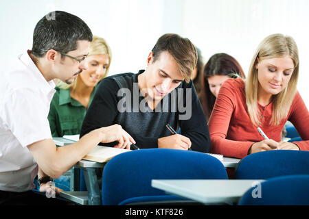 Schüler in der Klasse mit Professor Stockfoto