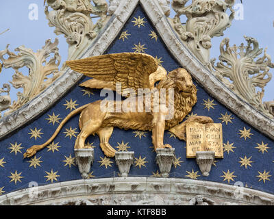 VENEDIG, ITALIEN 13. SEPTEMBER 2017: Symbol des geflügelten Löwen auf dem Markusdom Stockfoto