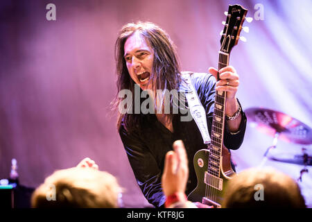 Die amerikanische Rockband Black Star Riders besteht aus Band Mitglieder aus der Gruppe Thin Lizzy, die hier ein Live Konzert in Gjerdrum Kulturhus in Norwegen. Hier Musiker Damon Johnson an der Gitarre ist live auf der Bühne gesehen. Norwegen, 28/11 2015. Stockfoto