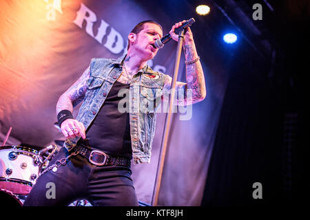 Die amerikanische Rockband Black Star Riders besteht aus Band Mitglieder aus der Gruppe Thin Lizzy, die hier ein Live Konzert in Gjerdrum Kulturhus in Norwegen. Hier Sänger Ricky Warwick ist live auf der Bühne gesehen. Norwegen, 28/11 2015. Stockfoto