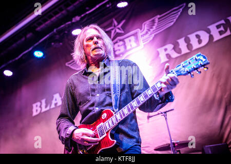 Die amerikanische Rockband Black Star Riders besteht aus Band Mitglieder aus der Gruppe Thin Lizzy, die hier ein Live Konzert in Gjerdrum Kulturhus in Norwegen. Hier Musiker Scott Gorham an der Gitarre ist live auf der Bühne gesehen. Norwegen, 28/11 2015. Stockfoto