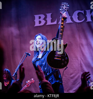 Die amerikanische Rockband Black Star Riders besteht aus Band Mitglieder aus der Gruppe Thin Lizzy, die hier ein Live Konzert in Gjerdrum Kulturhus in Norwegen. Hier Musiker Damon Johnson an der Gitarre ist live auf der Bühne gesehen. Norwegen, 28/11 2015. Stockfoto