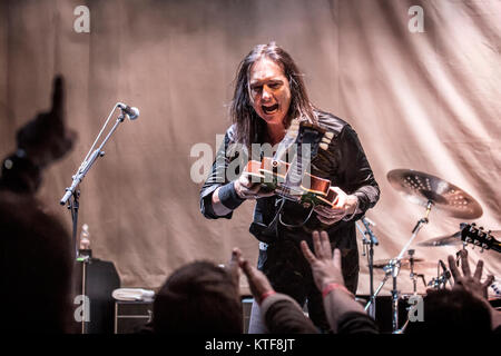 Die amerikanische Rockband Black Star Riders besteht aus Band Mitglieder aus der Gruppe Thin Lizzy, die hier ein Live Konzert in Gjerdrum Kulturhus in Norwegen. Hier Musiker Damon Johnson an der Gitarre ist live auf der Bühne gesehen. Norwegen, 28/11 2015. Stockfoto