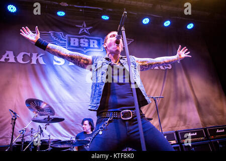 Die amerikanische Rockband Black Star Riders besteht aus Band Mitglieder aus der Gruppe Thin Lizzy, die hier ein Live Konzert in Gjerdrum Kulturhus in Norwegen. Hier Sänger Ricky Warwick ist live auf der Bühne gesehen. Norwegen, 28/11 2015. Stockfoto