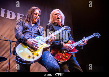 Die amerikanische Rockband Black Star Riders besteht aus Band Mitglieder aus der Gruppe Thin Lizzy, die hier ein Live Konzert in Gjerdrum Kulturhus in Norwegen. Hier Musiker Scott Gorham und Damon Johnson auf Gitarren werden gesehen, live auf der Bühne. Norwegen, 28/11 2015. Stockfoto