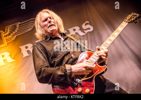 Die amerikanische Rockband Black Star Riders besteht aus Band Mitglieder aus der Gruppe Thin Lizzy, die hier ein Live Konzert in Gjerdrum Kulturhus in Norwegen. Hier Musiker Scott Gorham an der Gitarre ist live auf der Bühne gesehen. Norwegen, 28/11 2015. Stockfoto