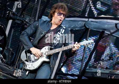 Die US-amerikanische Rockband Bon Jovi führt ein Live Konzert im Ullevaal Stadion in Oslo. Hier Musiker Richie Sambora an der Gitarre ist live auf der Bühne gesehen. Norwegen, 15.06.2011. Stockfoto