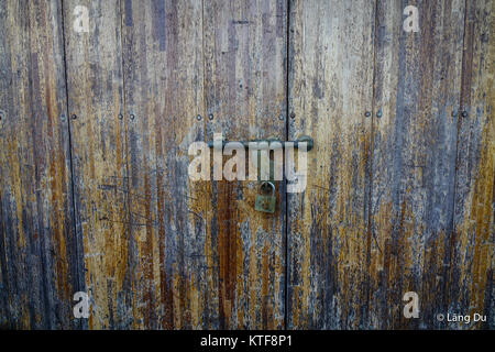 Alte Holztür mit der Sperre in Mahebourg, Mauritius. Stockfoto