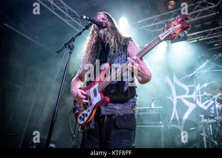 Der norwegischen Black Metal Band Borknagar führt ein Live Konzert bei Vulkan Arena während der Norwegischen Heavy Metal Festival Metal Inferno Festival 2017 in Oslo. Hier Bass Player ICS Vortex ist live auf der Bühne gesehen. Norwegen, 12.04.2017. Stockfoto