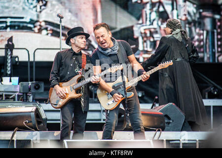 Der amerikanische Sänger, Songwriter und Musiker Bruce Springsteen führt ein Live Konzert mit seiner Band The E Street Band bei Ullevål Stadion in Oslo. Hier wird gezeigt, wie er live auf der Bühne mit Gitarrist Nils Lofgren. Norwegen, 29/06 2016.. Norwegen, 29/06 2016. Norwegen, 29/06 2016. Stockfoto