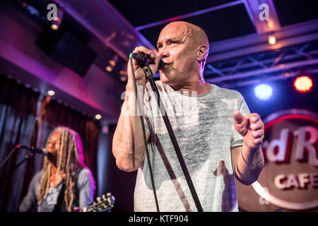 Die amerikanische Funk Rock Band Dan Reed Network führt ein Live Konzert im Hard Rock Café in Oslo. Hier Sänger Dan Reed live auf der Bühne zu sehen ist. Norwegen, 04/06 2016. Stockfoto