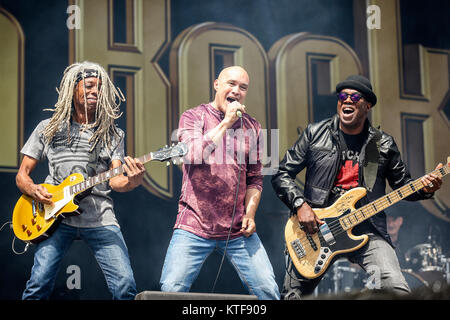 Die amerikanische Funk Rock Band Dan Reed Network führt ein Live Konzert auf dem Sweden Rock Festival 2016. Hier Sänger Dan Reed wird gesehen, live auf der Bühne mit Gitarrist Brion James (L) und Bassist Melvin Brannon II (R). Schweden, 10/06 2016. Stockfoto